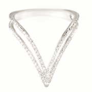 Pierścionek z białego złota z brylantami na jasnym tle