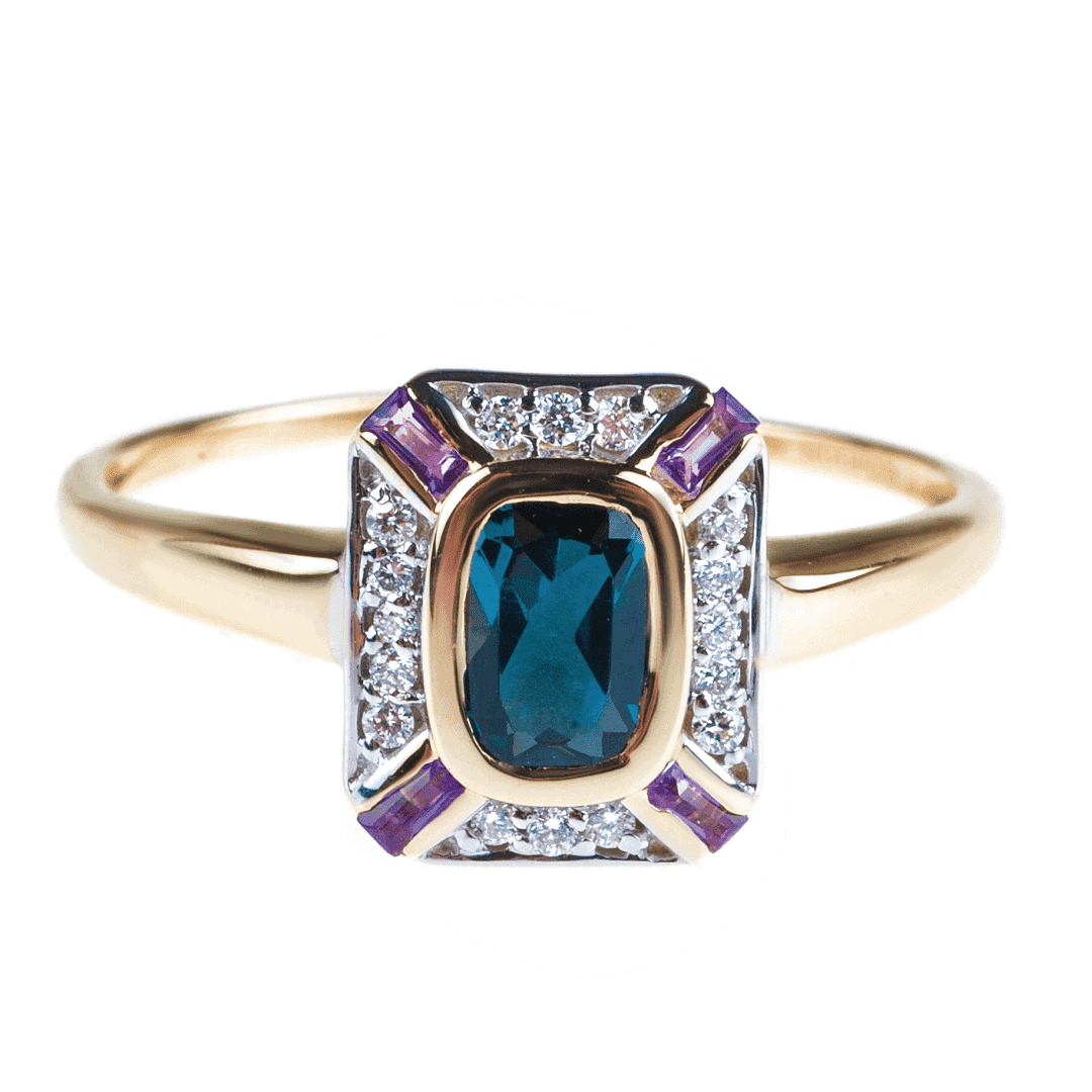 Złoty pierścionek z kolorowymi kamieniami szlachetnymi: centralnie znajduje się błękitny topaz, po bokach są diamenty i fioletowe ametysty.