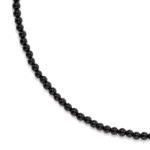 Czarny naszyjnik choker z kami naturalnych na jasnym tle.