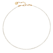 Choker z pereł pozłacany na jasnym tle