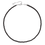 Czarny choker na szyję z onyksów naturalnych na jasnym tle.