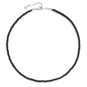 Czarny choker na szyję z onyksów naturalnych na jasnym tle.