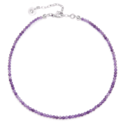 Naszyjnik z ametystem ze srebrnymi elementami na jasnym tle