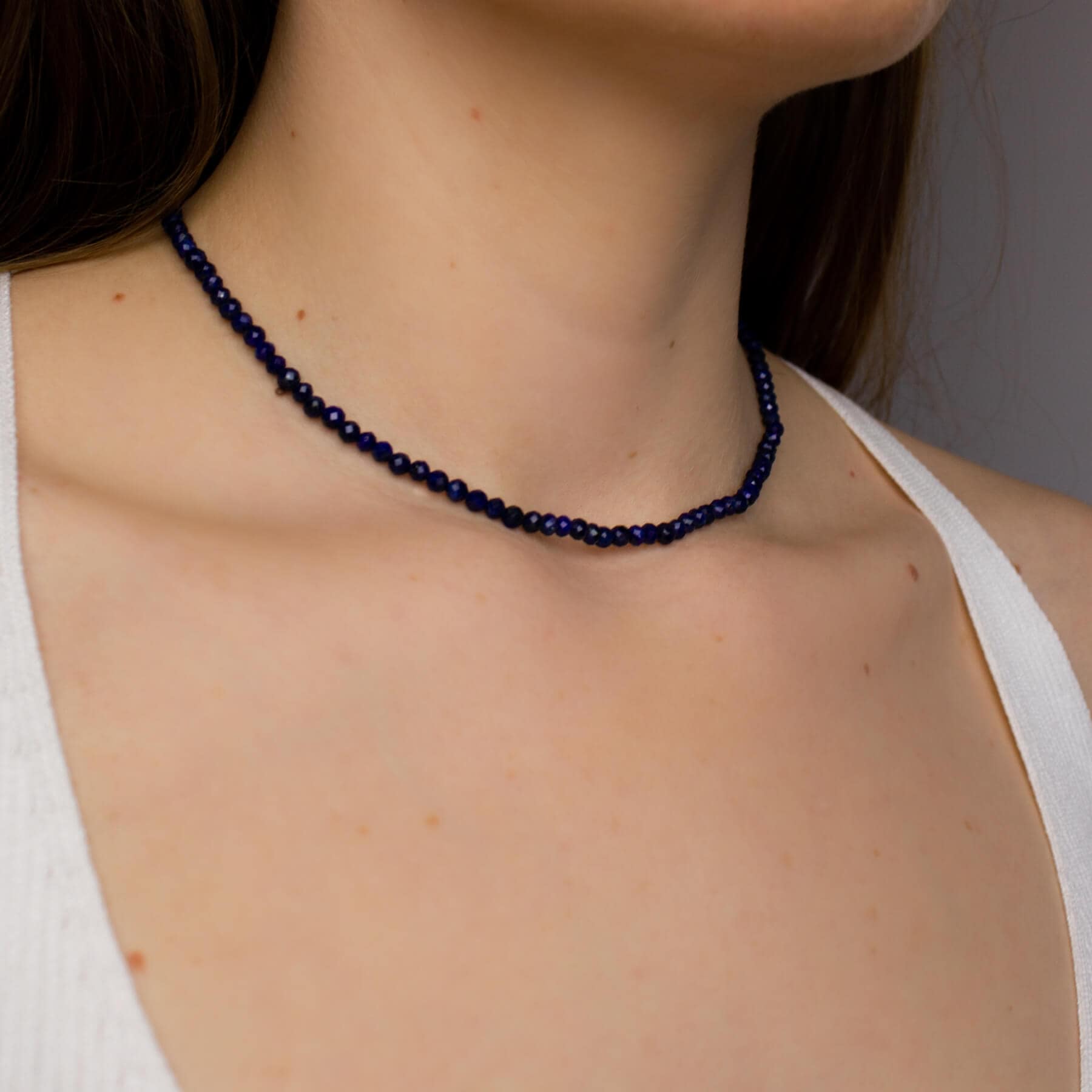 Naszyjnik z kamieni lapis lazuli na modelce.