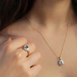 Modelka prezentuje zestaw biżuterii ze złota z topazami i diamentami