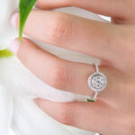 Modelka prezentuje pierścionek zaręczynowy z białego złota brylanty