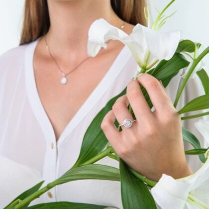 Modelka prezentuje komplet biżuterii z białego złota z diamentami