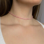 Choker na szyję z kwarcem różowym na modelce.