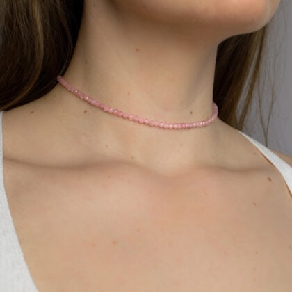 Choker na szyję z kwarcem różowym na modelce.