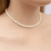 Monika ma na szyi choker z pereł,