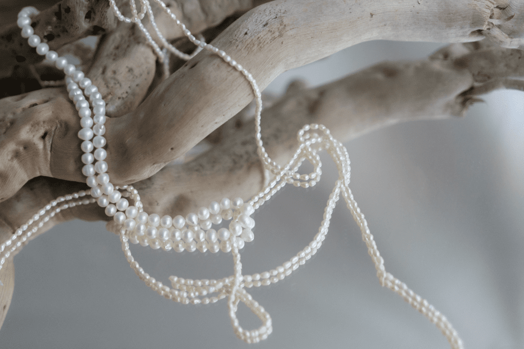 Biżuteria z pereł na gałęziach