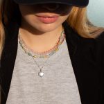 Naszyjnik z kwarcem różowym i naszyjnik z kolorowych kamieni na modelce