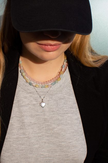 Naszyjnik z kwarcem różowym i naszyjnik z kolorowych kamieni na modelce