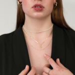 Naszyjnik złote kulki na modelce.