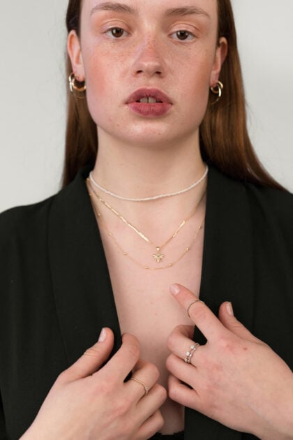 Naszyjnik złote kulki na modelce.