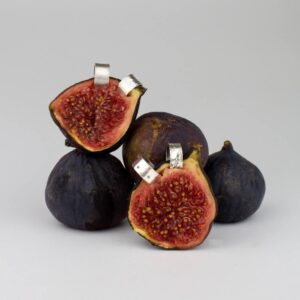 Srebrne nausznice zaciskowe na owocu figowca.