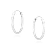 Srebrne kolczyki koła na jasnym tle