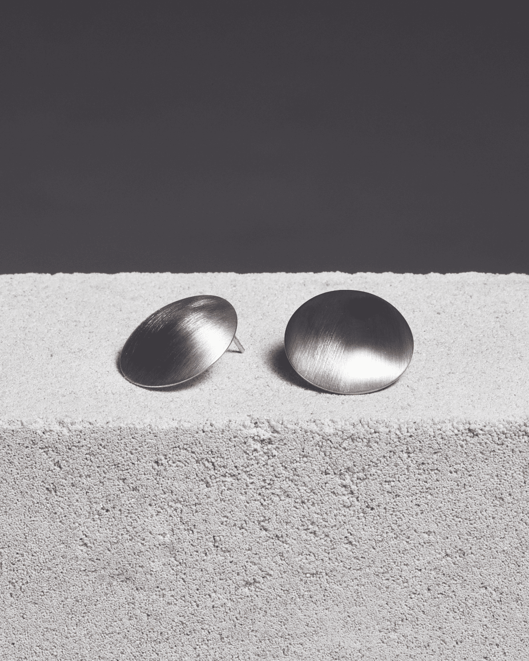 Okrągłe srebrne kolczyki ręcznie robione na kamieniu