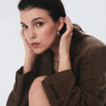 Podwójne kolczyki koła duże na modelce