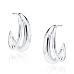 Srebrne kolczyki podwójne koła na jasnym tle