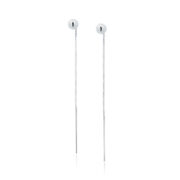 Srebrne kolczyki przeciągane przez ucho z kulką na jasnym tle