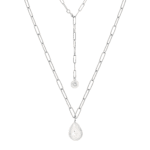 Srebrny naszyjnik z perłą na jasnym tle