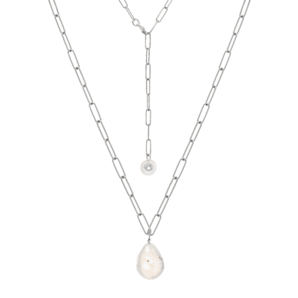 Srebrny naszyjnik z perłą na jasnym tle