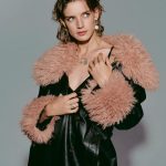 Biżuteria ręcznie robiona w Polsce na modelce ubranej w skórzany płaszcz