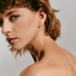 Biżuteria serduszka srebrne na modelce