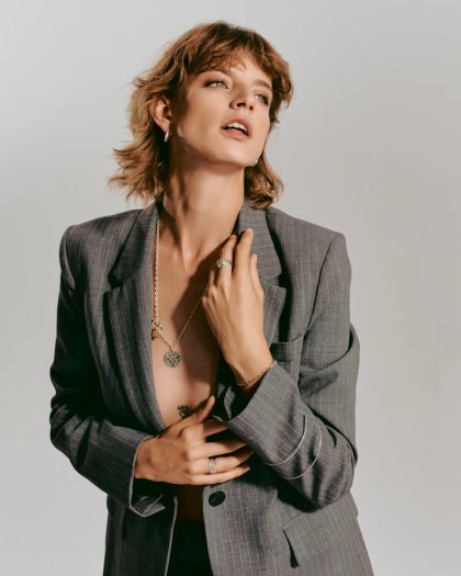 Bransoletka na ramię srebro na modelce