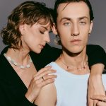 Kolczyki serduszka czerwone i naszyjnik na modelu i modelce