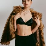 Młotkowana obrączka srebrna ręcznie robiona na modelce