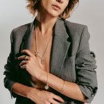 Ręcznie robiona biżuteria ze srebra i kamieni na modelce