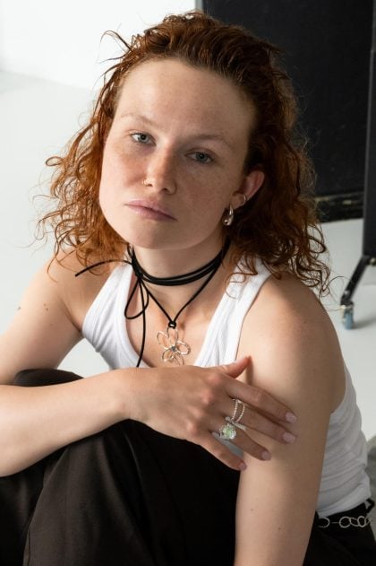 Naszyjnik srebrny kwiat czarny rzemyk