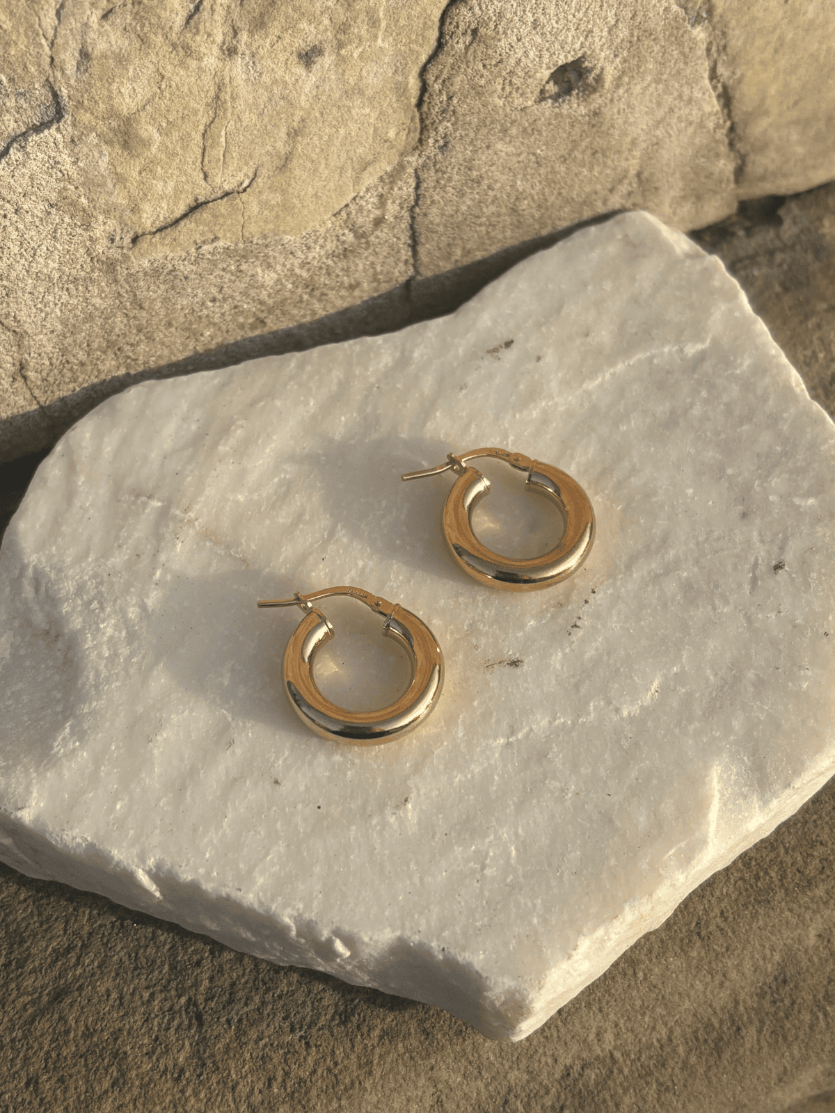 Kolczyki koła pozłacane hoopsy na kamieniu