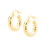 Pozłacane kolczyki hoopsy młotkowane na jasnym tle