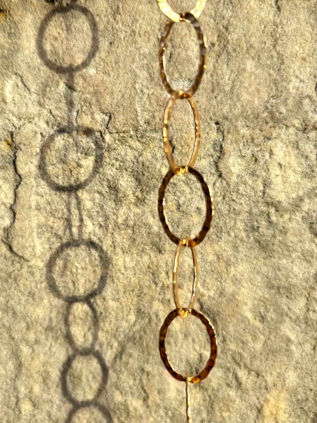 Bransoletka pozłacana duże ogniwa na kamiennym tle