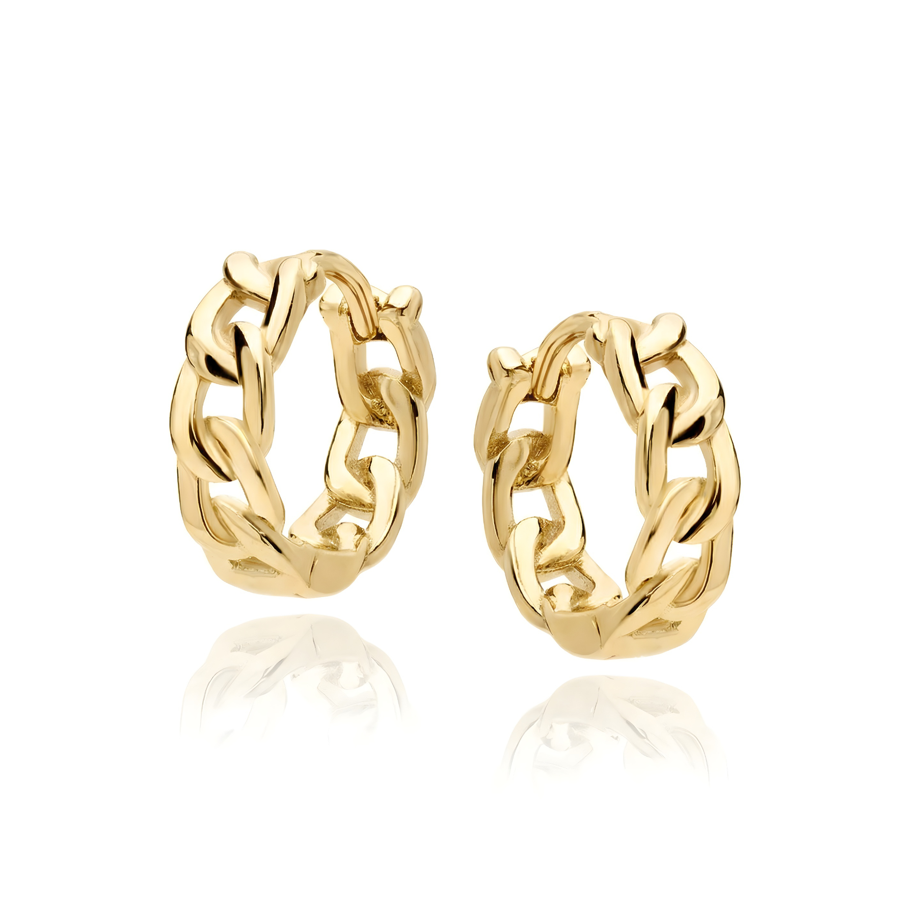 Kolczyki pozłacane łańcuszki na jasnym tle